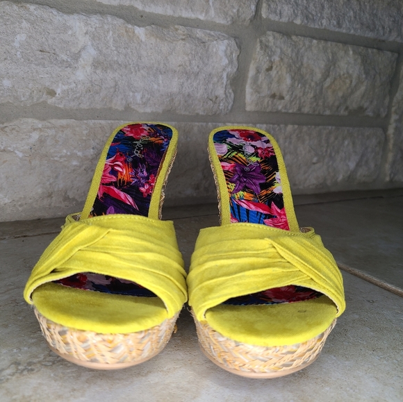 Qupid chartreuse espadrille wedges, size 6.5 - Picture 6 of 10